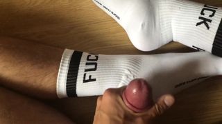 Masturbando e gozando em meias brancas