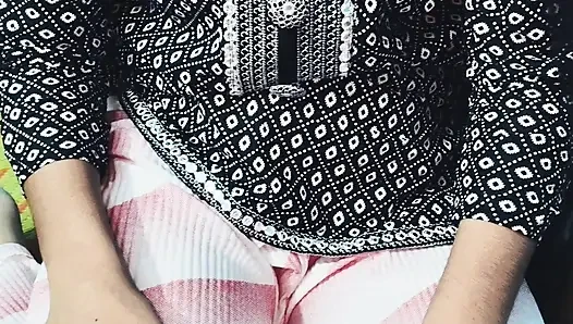 Step sister ko room me bula ke chod diya uske muh se aa aa ki avaj nikl rahi th