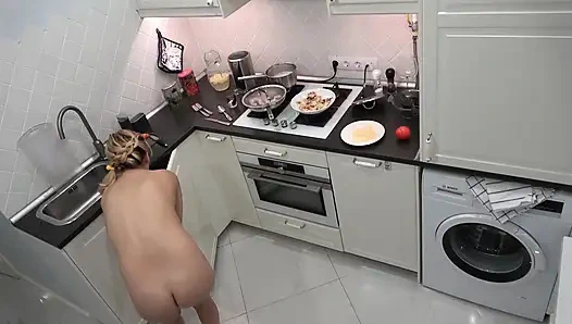 Meine stiefschwester bereitet ihr einzigartiges gericht in der küche vor