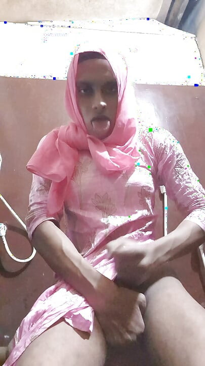 Desi hijabi sissy travesti masturbándose