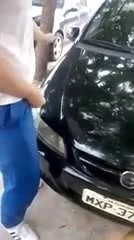 Rapaz batendo e gozando na frente dos amigos