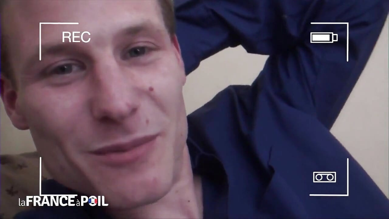 Bruneta pariziană sexy face o înregistrare sexuală acasă