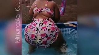 Bbw botín gordo rebotando en la piscina