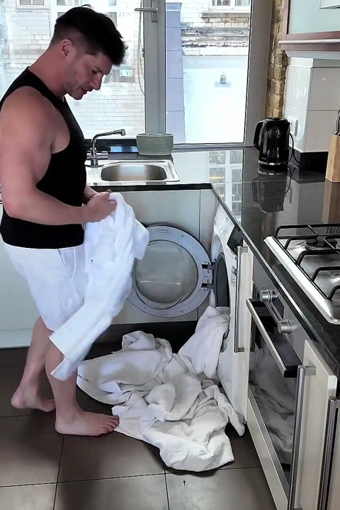 Muscle Hunk Got Stuck and Called Housemate to Fuck Him Free