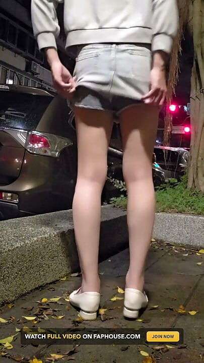 함정에 픕쉰 팅쉬안은 짧은 치마를 밖으로 들어 올렸다