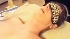 Hotwife dostaje seksowny masaż od nieznajomego