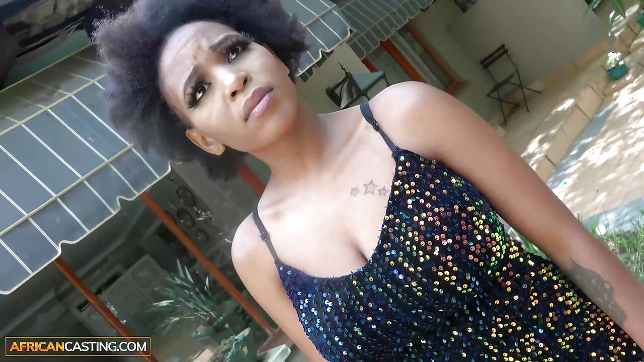 Bu zenci orta yaşlı seksi kadını röportajda inleyerek tuttum... Büyük zenci yarağıma binmeyi seçti - Afrikalı oyuncu seçmeleri