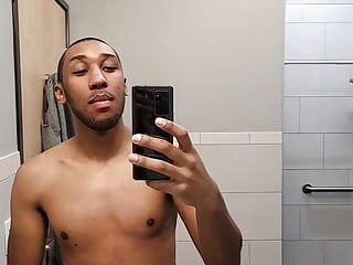 Miguel Brown se quita la camisa en boxers en el espejo abs video 15