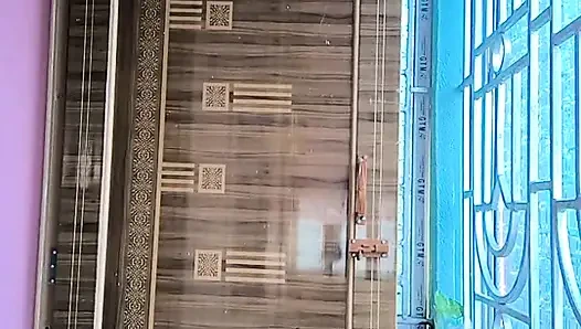 Tatminsiz karım ofisteki patronunla amını göstermek için evde yalnızdı