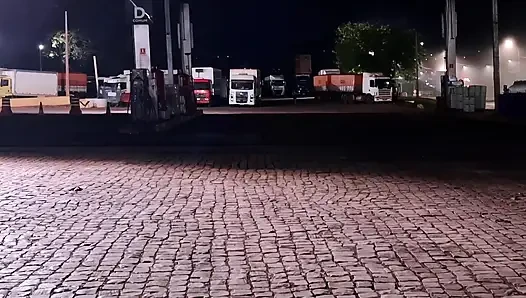Der Trucker hat im Truck den Arsch meiner Frau gefickt, während ich wartete
