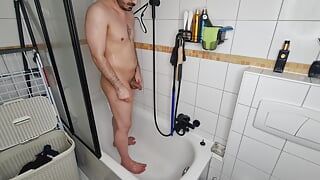 Băiat băiețel care face duș, se rade și se pișă