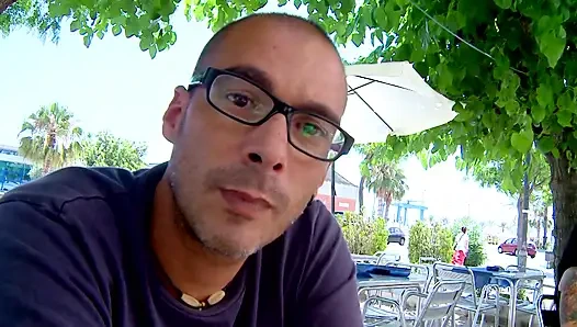 Dunkles, tätowiertes schÃ¤tzchen wird für den strandfick abgeholt