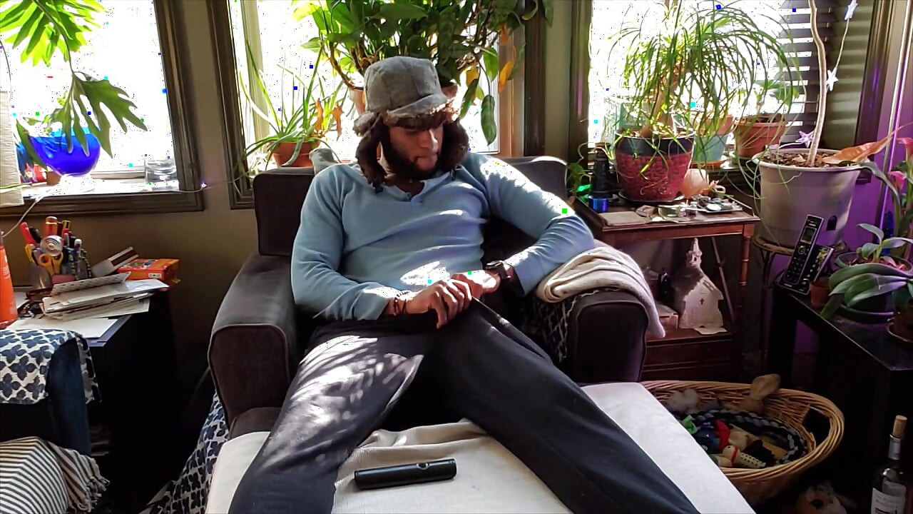 Kennie Jai drka zimski šešir i izbacuje ogromnu spermu