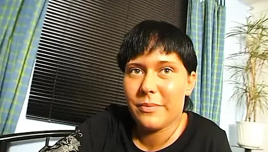 Esmer sürtük harika bir sakso çekmeden önce mastürbasyon yapıyor