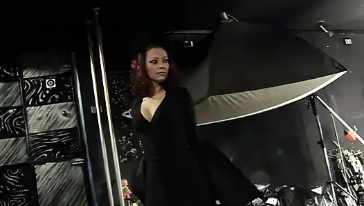 Девушка-эксгибиционистка сначала мастурбирует, а потом делает минет