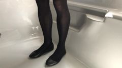 Modelando minhas meias pretas em uma banheira (seca)