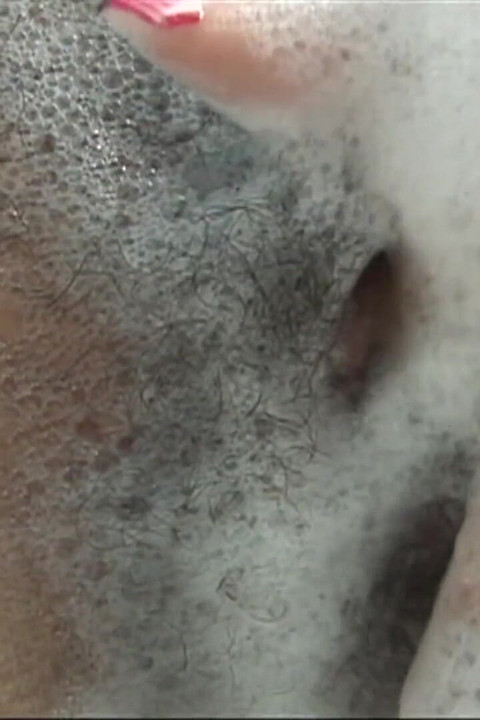 مداعبة جسدها المثير في الحمام