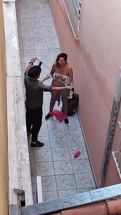 Καταστρέφοντας τα ρούχα μιας μαθήτριας που έλειψε από το μάθημα.