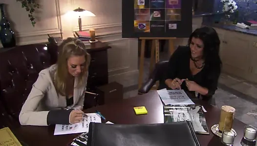 İki ateşli lezbiyen kız birbirlerinin amını yalıyor