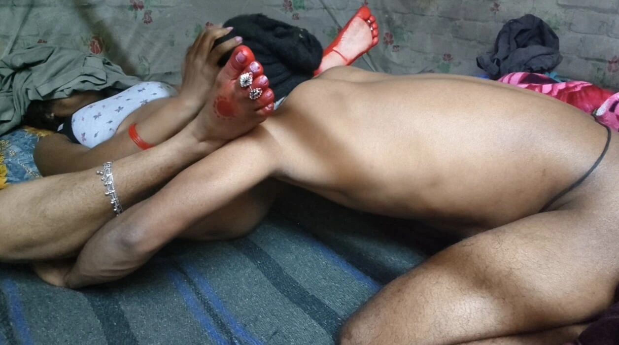 Boyfriend apne girlfriend ke chut chat ke pel diya aur pregnant kiya . New marriage bhabhi ki suhagrat ke first night chudali sexy videos.