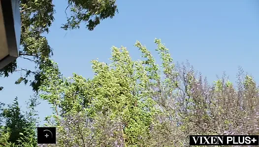 Vixenplus zengin sarışın Emma üçlü seks yapıyor