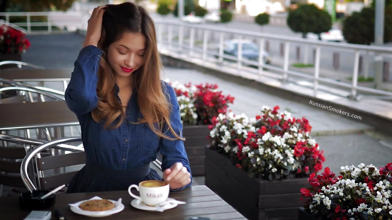 磁性俄羅斯美女玩弄香煙煙霧