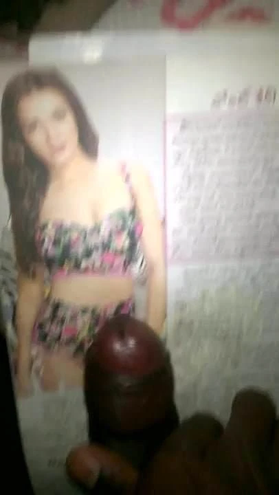 Freacă pula roșie și a vărsat-o pe Amy Jackson