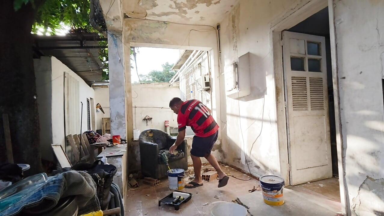 Colocando as bolas na minha bunda da meia-irmã