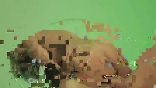 Сексуальная блондинка-шлюшка с отличными сиськами сосет член и скачет на хуе в зелени