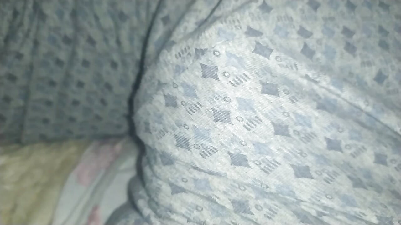 Ursulețul twink se joacă cu picioarele și picioarele iubitului său