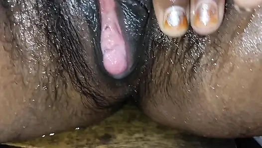 Üvey üvey kız kardeş banyo yaparken amını temizledi