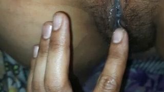 Трах пальцами сексуальной задницы жены