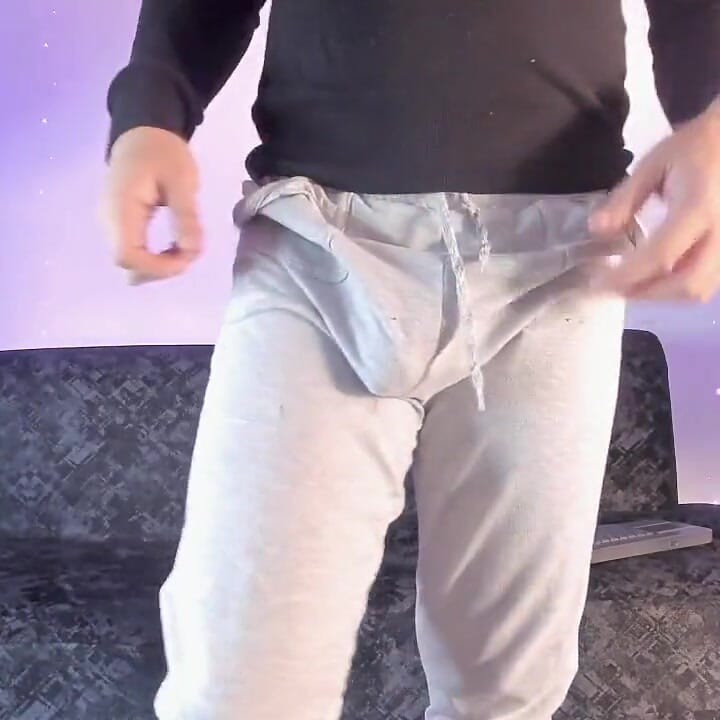 Latin Latino, Gri Sweatshirt'ünün Içindeki Karnını Kamerada Gösteriyor