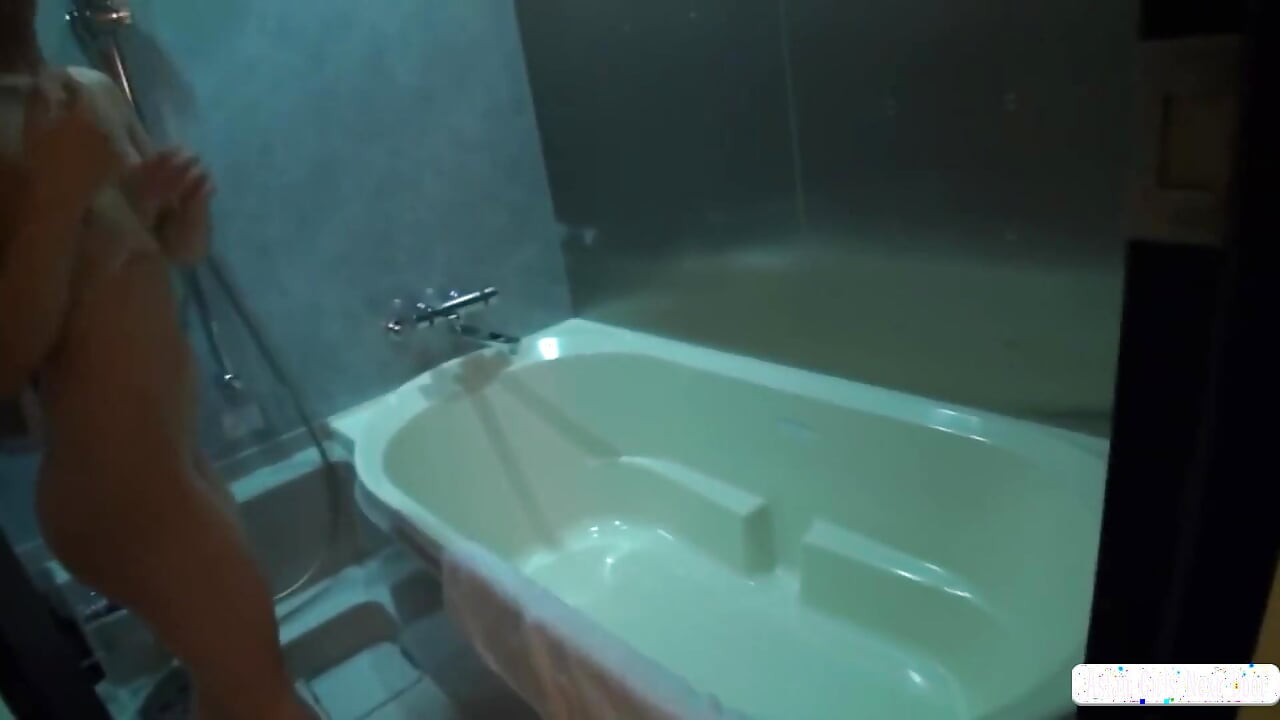 Top-tier-schönheit schiebt nach intensivem necken, während eine private session sich ins creampie-finish spiraliert