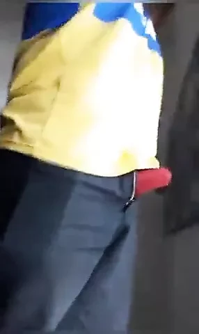 pegando no pau do eletricista enquanto ele trabalha