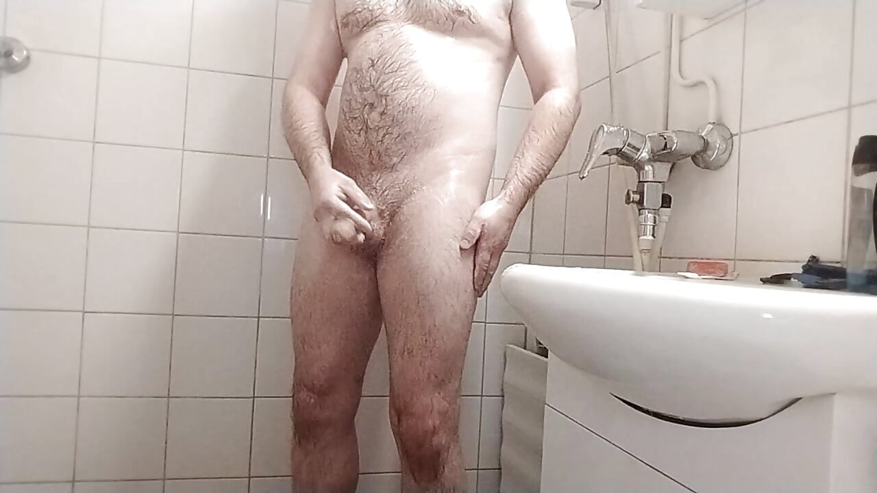 Ξυρίζω τον πούτσο και τις μπάλες μου και κάνω ντους μετά από αυτό