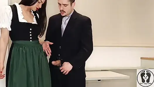 Geleneksel Avusturyalı dirndl giyiyor ve onu sıvazladı