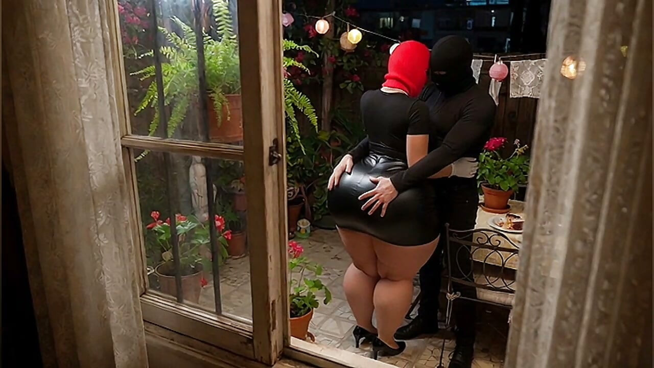 สาวตูดใหญ่ในกระโปรงหนังสีดําถูกสอดแนมและในสนามหลังบ้าน