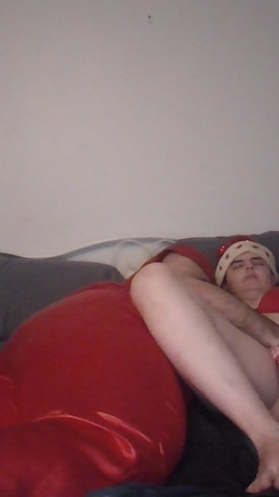 Delicious Christmas Candy Girl Gets her Sweet Candy Cane Pussy Pie filled with Holiday Cream | Klip 1