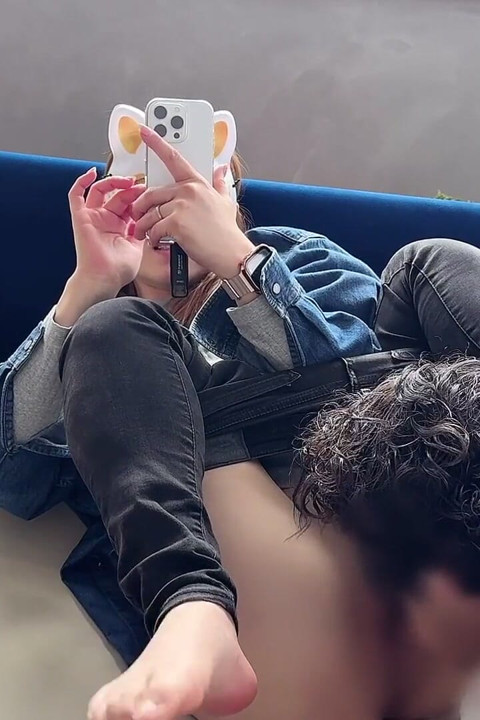 Op een getrouwde vrouw die met haar smartphone friemelt