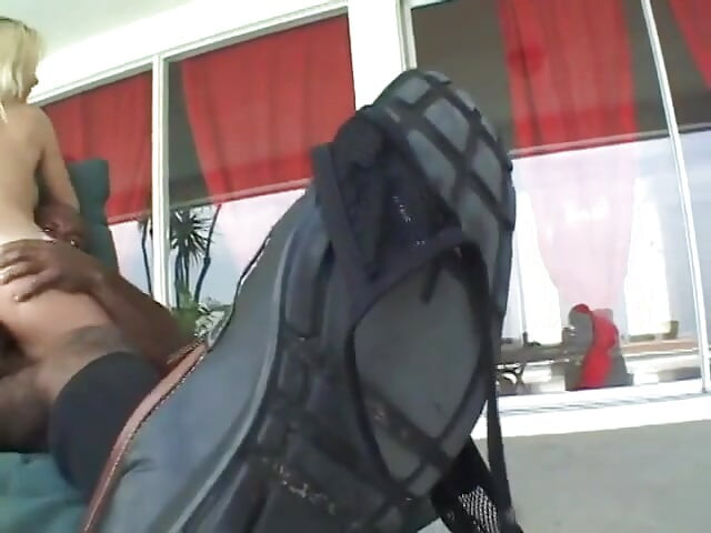 Gagica superbă se bucură de găurile ei umede futute de un imens stâlp negru