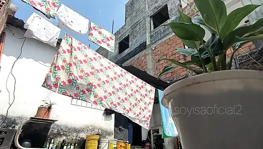 Giantess, aku menggoda pria mungil yang kutemukan di halaman belakang