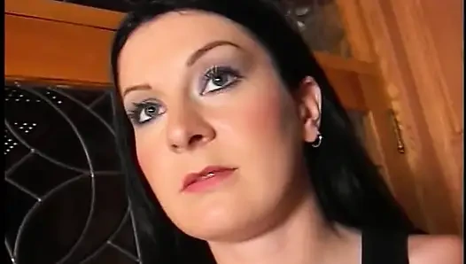 Büyük memeli çarpıcı esmer piliç küçük kanepede anal seks yapıyor