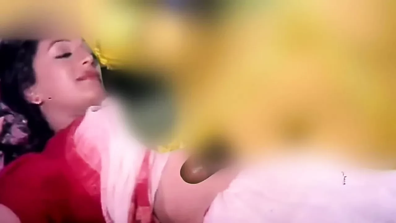 我的鸡巴摩擦 Madhuris 柔软乳白色的肚子 听她的呻吟