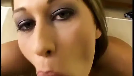 Süßes gesicht teen gibt diesem typen ihr ganzes selbst für eine explodierende fantasie