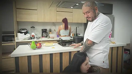 MILF жаждет члена, её трахают на глазах у падчерицы на кухне