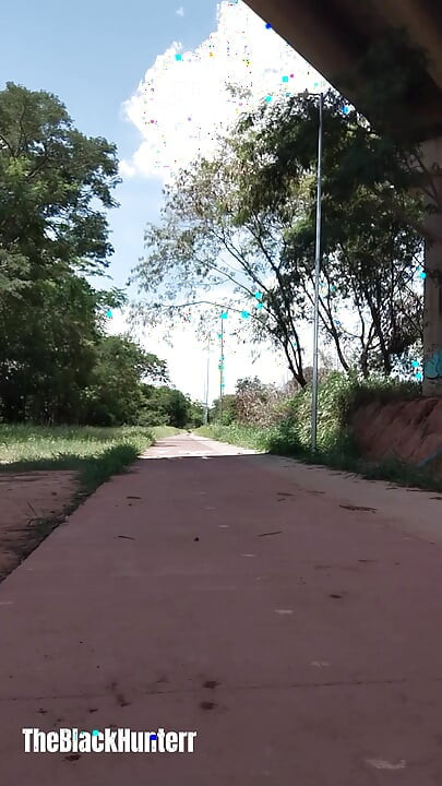 per strada e spogliandosi