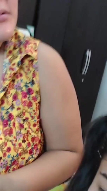 难忘的时刻来自“我的处女继女第一次吮吸鸡巴，与我的妻子三人行，在她身上两次射精”