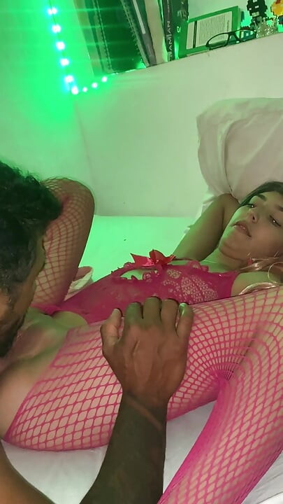 Anh kế latinh của tôi cởi quần lót của tôi khi chúng tôi ở cùng nhau trên giường.