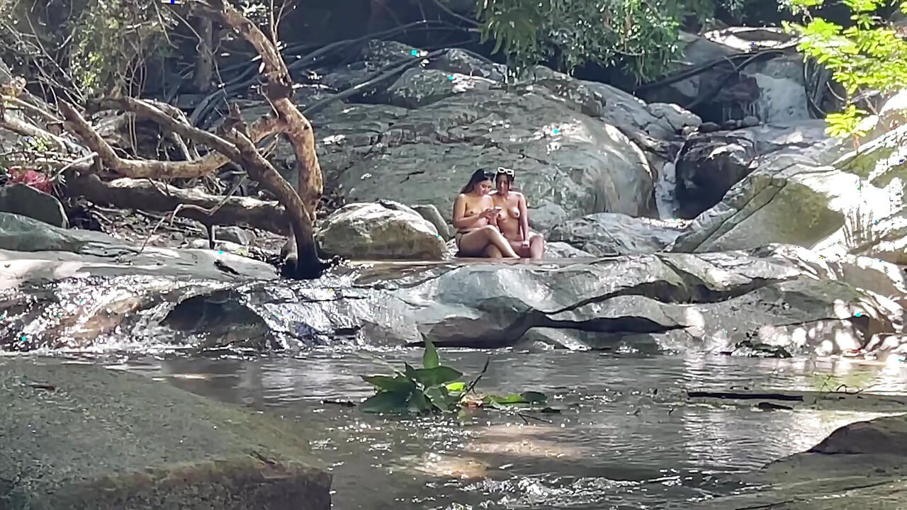 2 Latina swallow 2 cocks of strangers in the middle of the forest